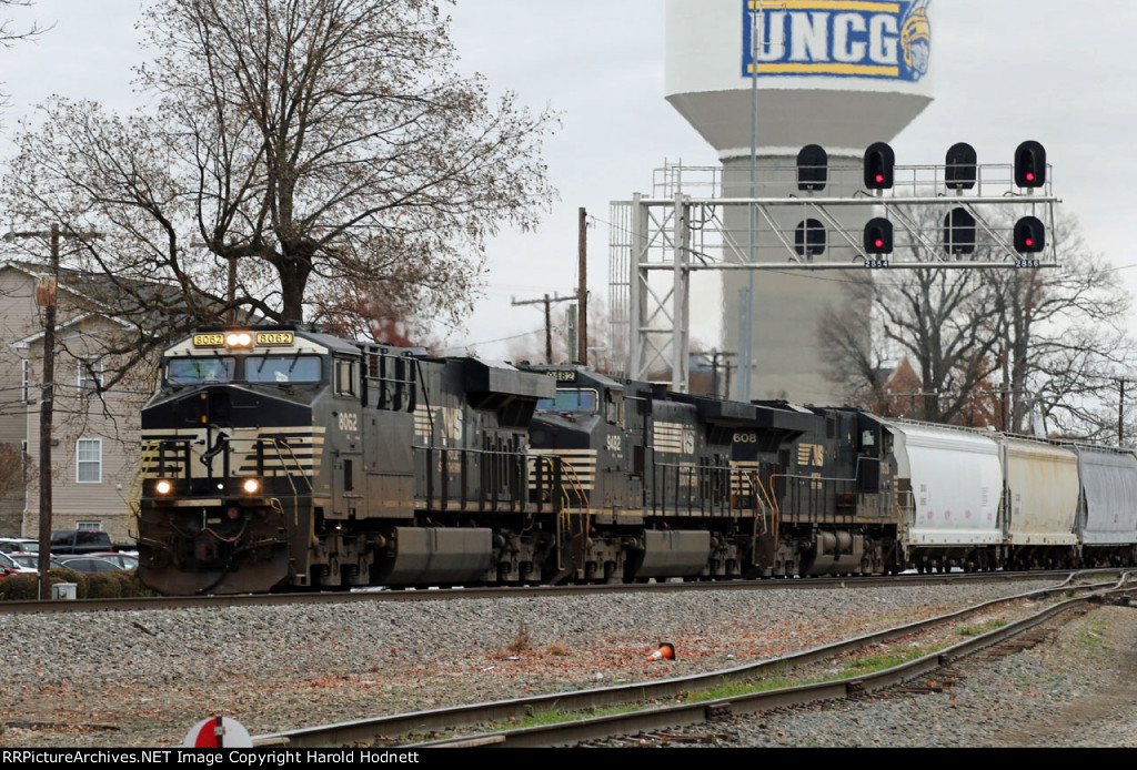 NS 8062 leads train 13R at Aycock